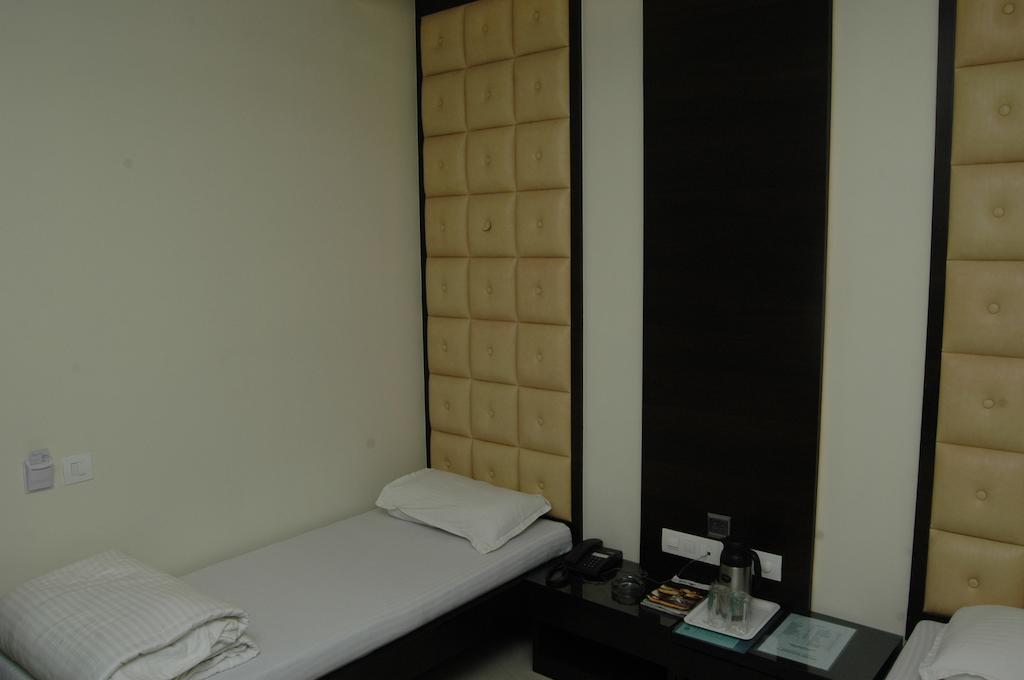 Hotel Causeway, Colaba Mumbai Exterior foto