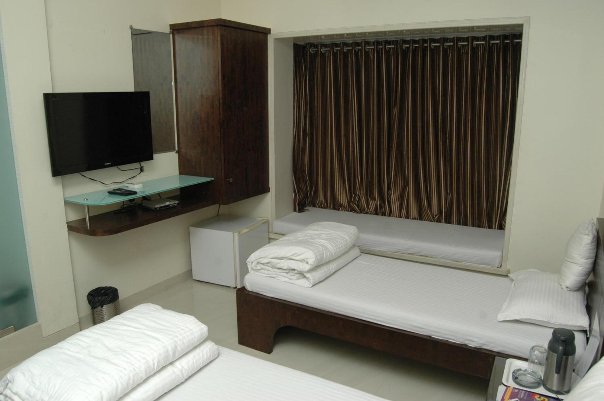 Hotel Causeway, Colaba Mumbai Exterior foto