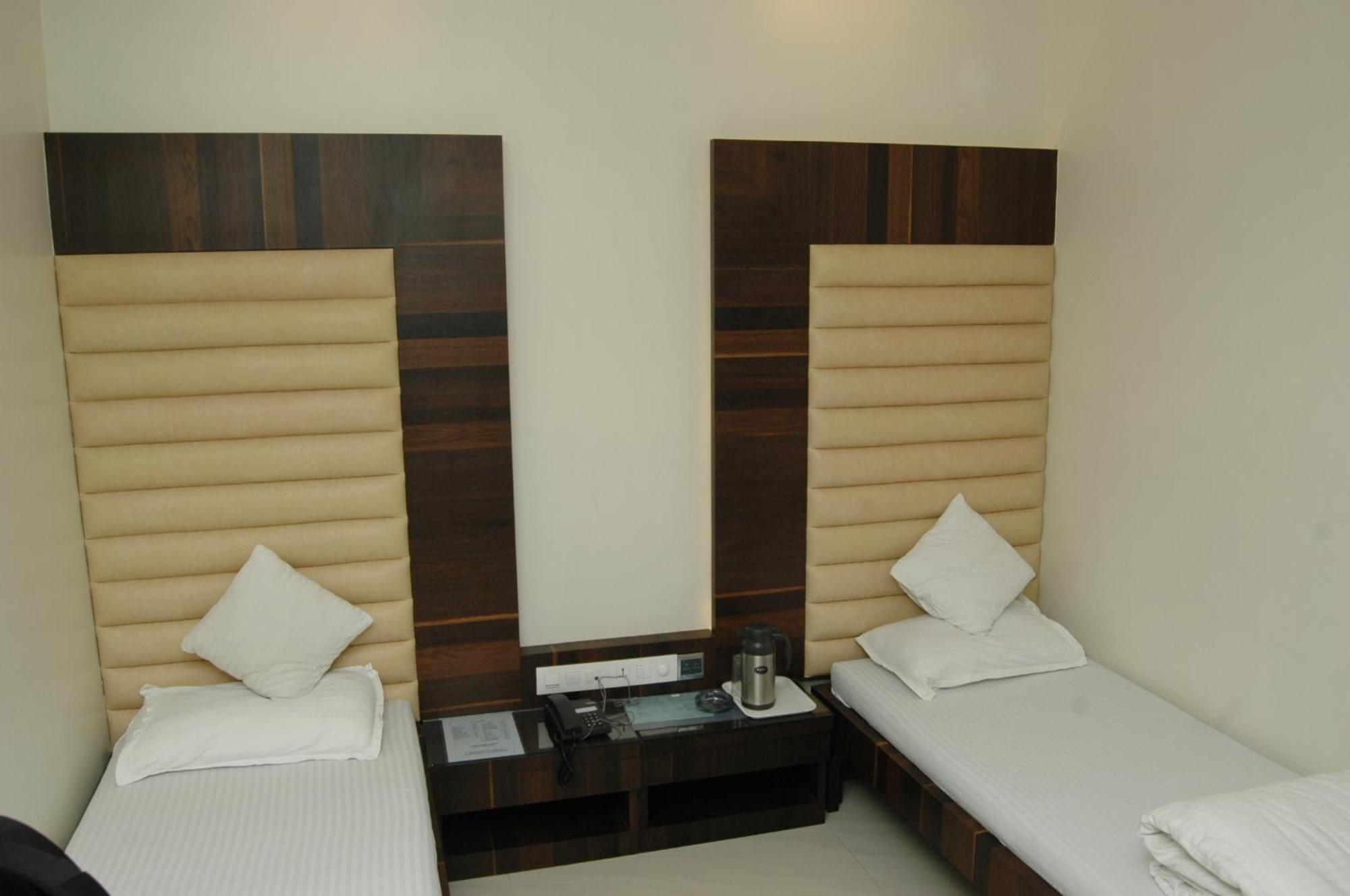 Hotel Causeway, Colaba Mumbai Exterior foto