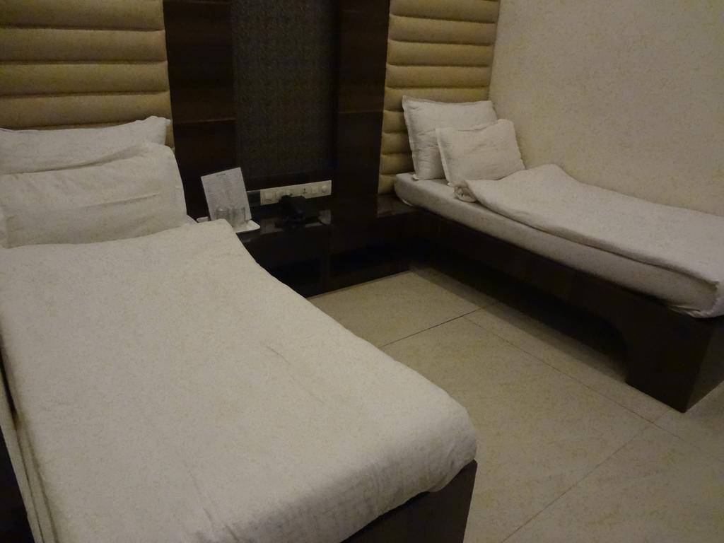 Hotel Causeway, Colaba Mumbai Exterior foto