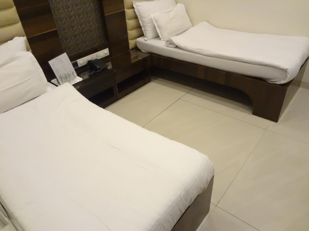 Hotel Causeway, Colaba Mumbai Exterior foto